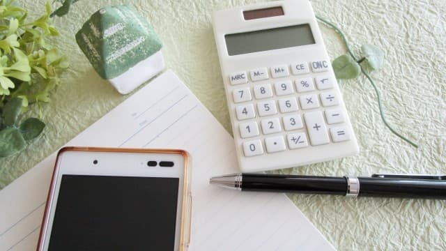 結婚式の費用計算と、スマホでお得な式場探しをするイメージ画像